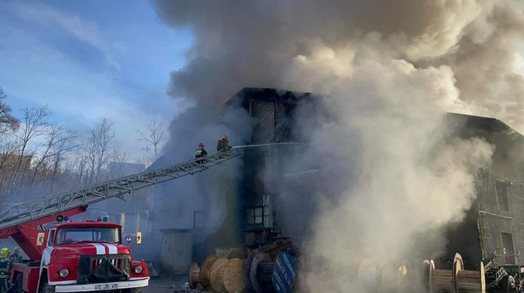 FOTO VIDEO Pompierii se chinuiesc să stingă un incendiu din Capitală, izbucnit încă sâmbătă. Arde un depozit