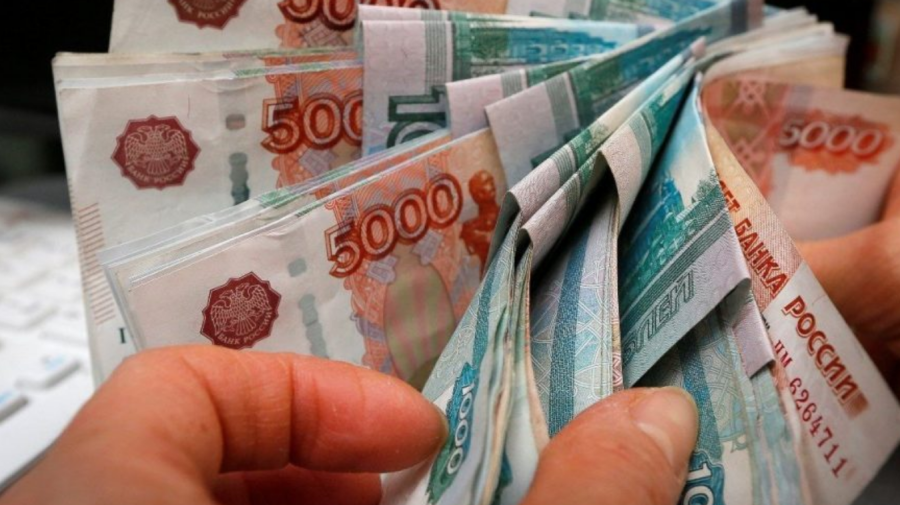 BANI.MD Rubla a ajuns să valoreze mai puţin de un cent. Pe cine dă vina Kremlinul