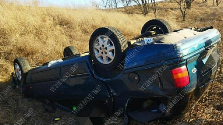FOTO S-a răsturnat cu mașina, iar apoi a fugit de la fața locului! Poliția caută șoferul păgubaș