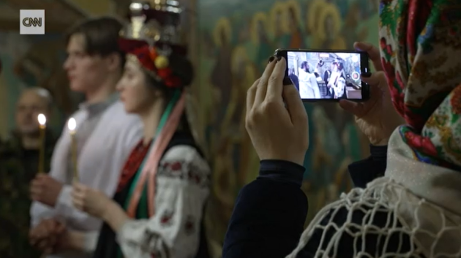FOTO „Putem muri…” Doi tineri din Kiev s-au căsătorit în ziua invaziei rusești