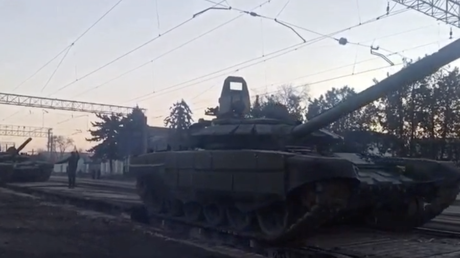 VIDEO Cu muzică de fanfară! Primele imagini privind retragerile rușilor de la granița Ucrainei