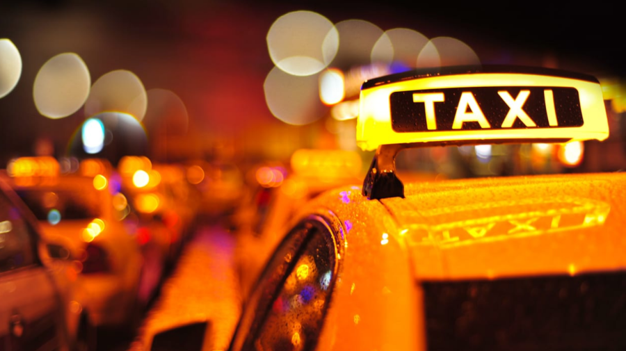 VIDEO Un taximetrist a întors sacoșa cu 40.000 de euro, uitată de pasager în mașină. Cine era proprietarul?