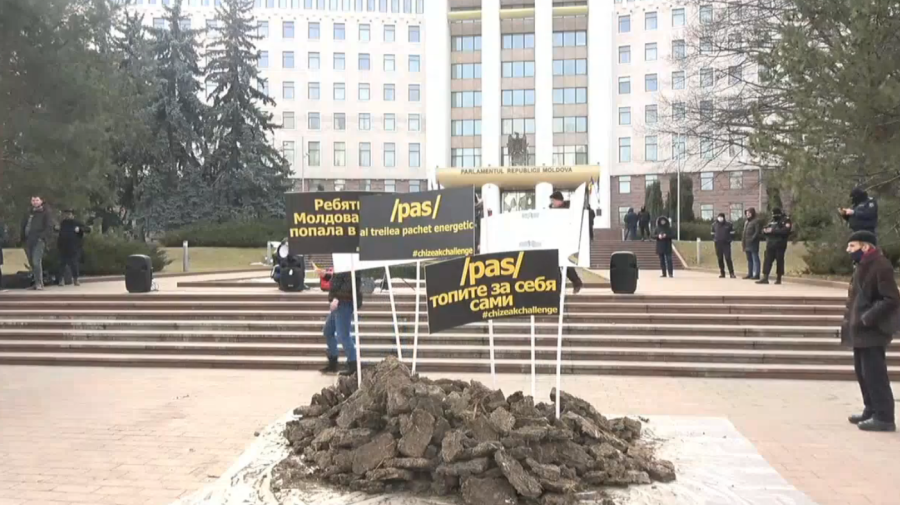 FOTO, VIDEO Grămadă de tezic, „aranjată” în fața Parlamentului! Sute de oameni au protestat împotriva scumpirilor