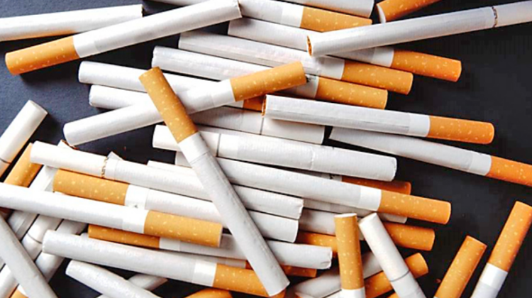 FOTO Mii de țigarete dosite în tavanul unui microbuz – depistate la Sculeni. Unde urma să ajungă marfa