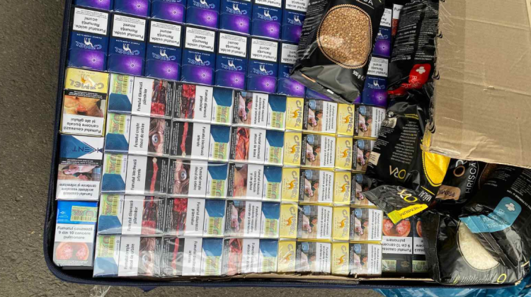 FOTO Valize „călătoare”, burdușite cu țigări în valoare de circa 15 mii de euro! Unde urmau să ajungă