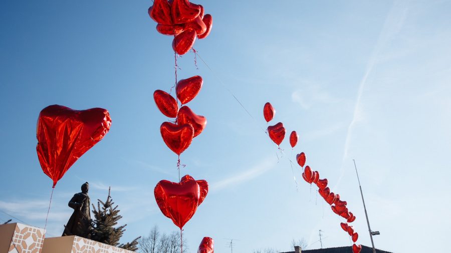 FOTO Dragostea a plutit în aer, la Orhei. Sute de baloane în formă de inimă au fost lansate în aer