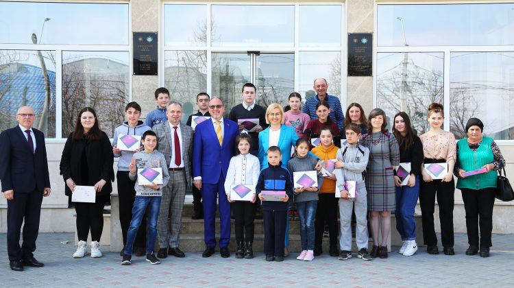 Daniel Ioniță, despre donarea a 25 de tablete copiilor nevoiași: „Educația este importantă. Ei sunt viitorul nostru”