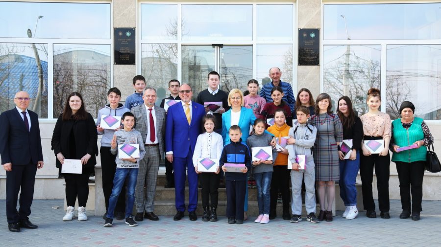 Daniel Ioniță, despre donarea a 25 de tablete copiilor nevoiași: „Educația este importantă. Ei sunt viitorul nostru”