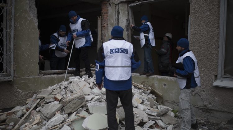 Centrul de patrulare al OSCE de la Mariupol, bombardat. Mijloacele de comunicare distruse, iar două mașini – arse