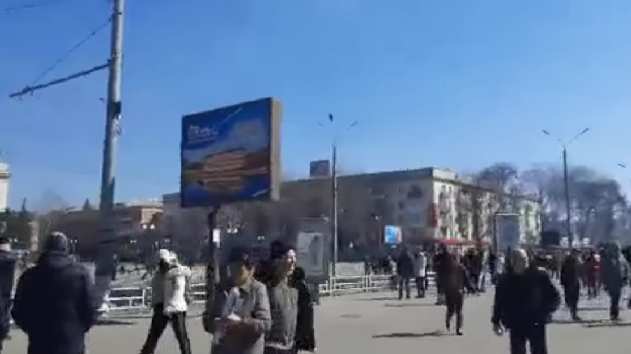 VIDEO Răniți, răpiți și reținuți. Rușii au deschis focul asupra civililor care desfășurau un protest în Herson