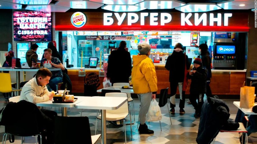 Rușii nu riscă să rămână fără fast-food? Burger King anunță dificultăți în procesul suspendării activității