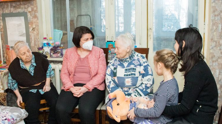 FOTO Povestea unei familii din Chișinău care găzduiește refugiați. Gavrilița i-a vizitat. Mesajele transmise