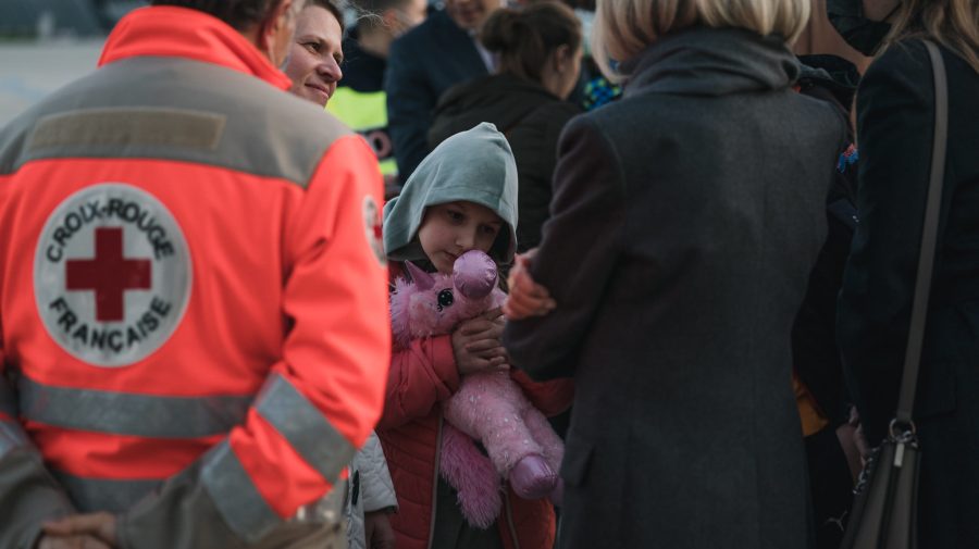 „Au tresărit săptămâni din cauza exploziilor”. Copii bolnavi oncologic din Ucraina, primiți pentru tratament în Franța