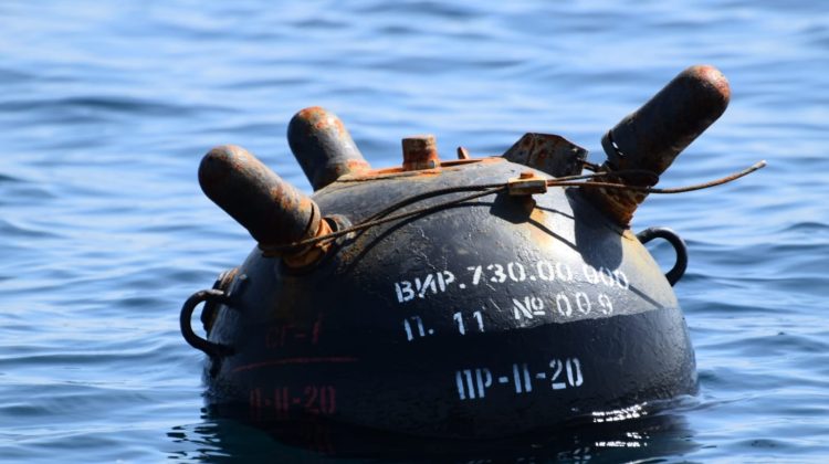 FOTO Mină, distrusă de Forțele Navale Române în timp ce plutea în derivă în Marea Neagră