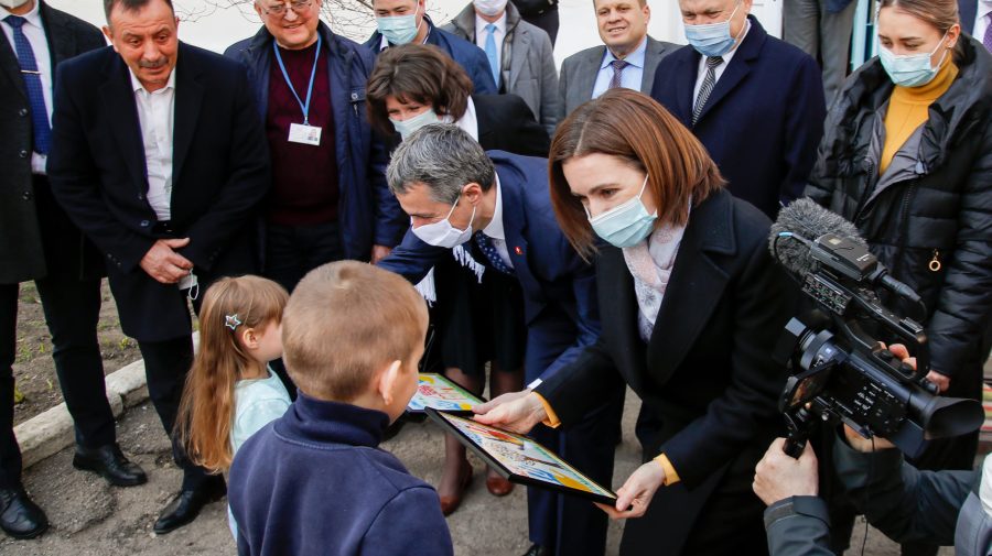 FOTO Refugiații ucraineni din Criuleni, vizitați de Maia Sandu și președintele Elveției. Oficialii au primit cadouri