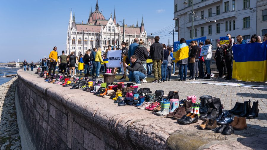 Omagiu pentru oamenii decedaţi în teatrul bombardat la Mariupol: 300 de pantofi aşezaţi pe malul Dunării
