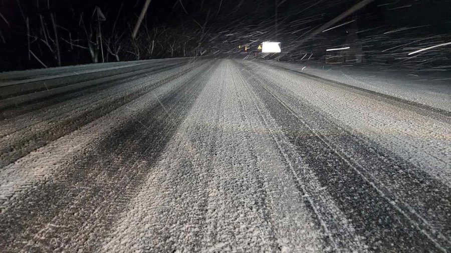 Lunecușul le-a dat bătăi de cap drumarilor. Zonele unde au efectuat lucrări de deszăpezire