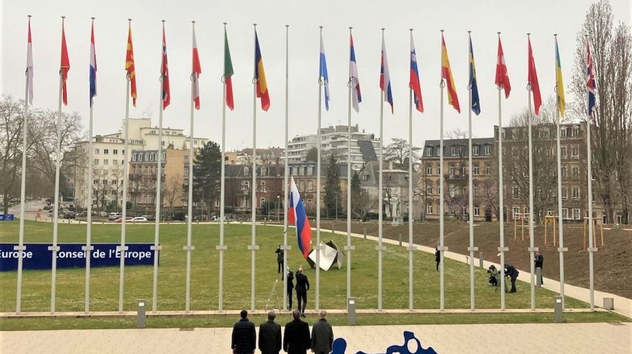 VIDEO Momentul în care este dat jos steagul Federației Ruse de la Consiliul Europei. Gestul vine după decizia APCE