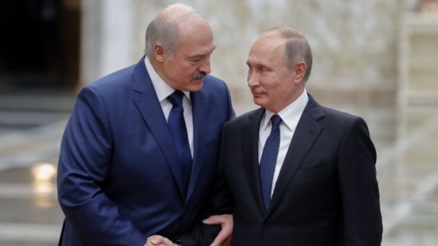 „Putin îl prelucrează pe Lukașenko”. Oficial ucrainean: Un atac armat din Belarus asupra Ucrainei este posibil