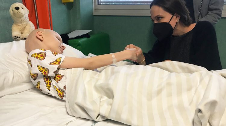 FOTO Angelina Jolie a mers la un spital de copii din Roma. A vorbit cu micuții care au fugit de războiul din Ucraina