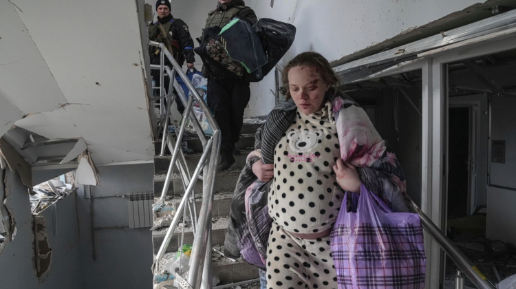 FOTO Fără pic de milă! Rusia a atacat maternitatea și spitalului de copii din Mariupol. Zakharova a găsit scuza