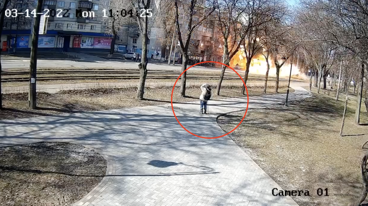 VIDEO Moment groaznic în care pe o stradă din Kiev cad bucăți dintr-o rachetă! În apropiere se afla un om