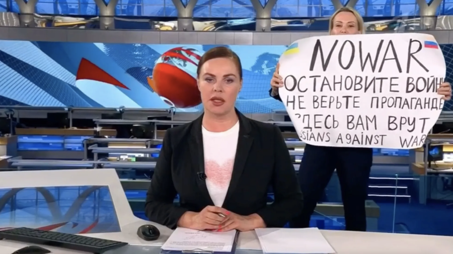 VIDEO Manifest ÎN DIRECT la Pervîi Kanal în prime time! O jurnalistă a dat buzna în studiou: Aici se spun minciuni