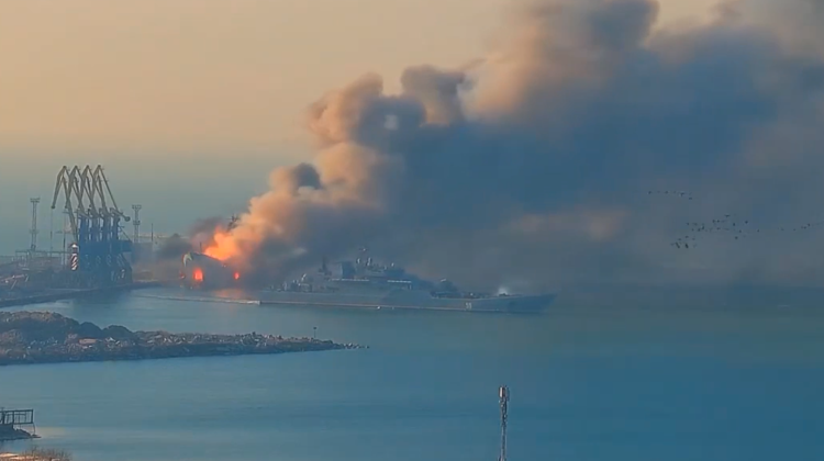 VIDEO cu DETALII | Trei nave militare rusești bombardate! Una a fost distrusă. Două, în flăcări, fug de taie valurile
