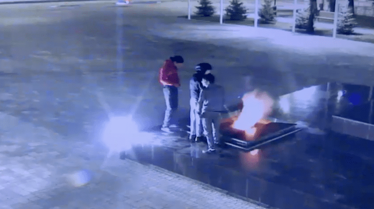 VIDEO Focul Veșnic – wc public! Un bărbat a urinat pe flacăra unui memorial din Rusia – doi l-au asistat