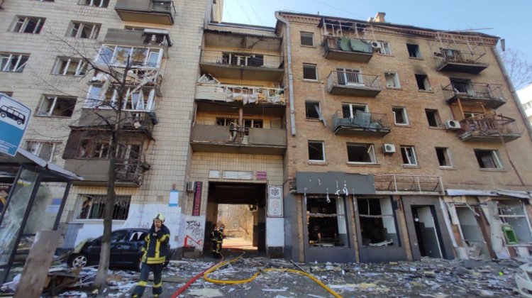 FOTO Încă un bloc din Kiev a fost bombardat. Două apartamente – în flăcări, o persoană decedată și șase rănite