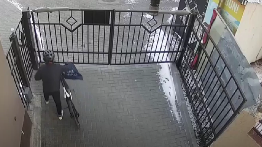 VIDEO A urcat și a plecat. Biciclete de 51.000 de lei, furate dintr-un bloc din capitală și vândute cu 1800
