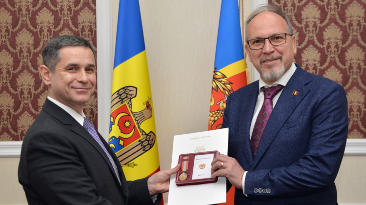 Va pleca din Moldova cu distincție! Daniel Ioniță, decorat cu medalia Armatei Naționale „Pentru Cooperare”
