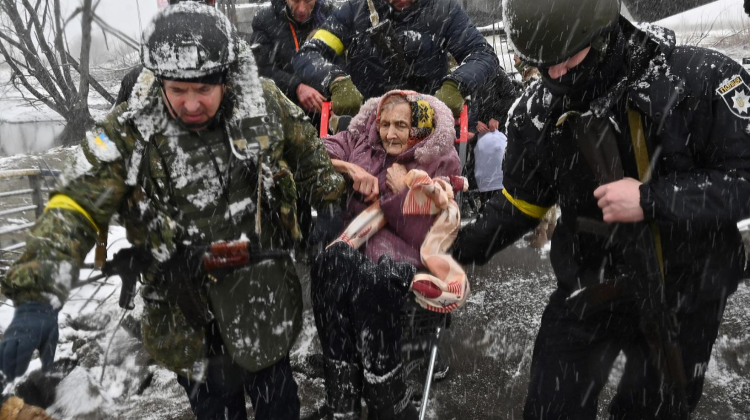 „Nu au lăsat femei, copii și bătrâni să plece”. Civili care se evacuau din Mariupol, atacați de ruși pe coridorul verde