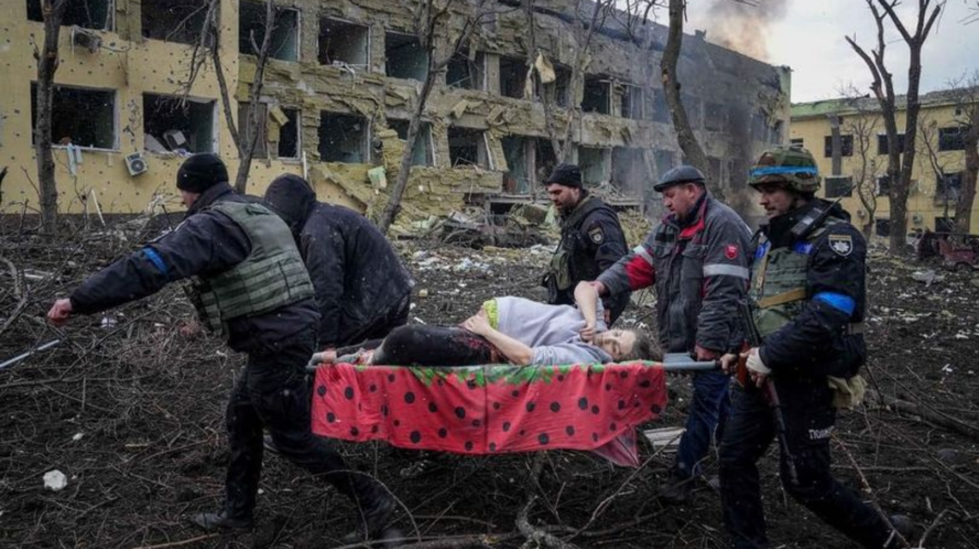 „Așa se nasc știrile false”. După ce s-a bombardat maternitatea nr. 2 din Mariupol, rușii neagă că au tras în nr. 1
