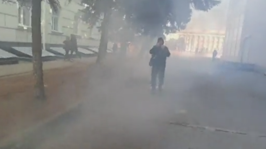 VIDEO După ce s-a tras în ei luni, oamenii din Herson au ieșit din nou la proteste. Rușii îi sperie cu gaz lacrimogen
