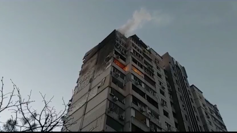 FOTO, VIDEO Un mort și zeci de oameni evacuați după ce bucăți de rachetă au lovit un bloc din Kiev