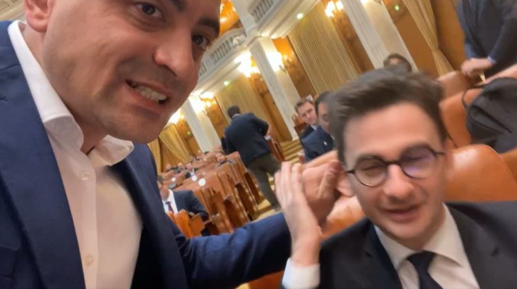 VIDEO Se întâmplă și-n România. Un deputat, urecheat la ședință de un coleg. Momentul, transmis live pe Facebook