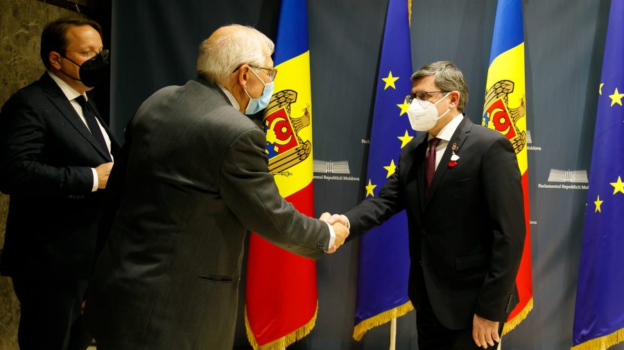De la Președinție, Borrell și Várhelyi au trecut drumul la Parlament. Grosu i-a întâmpinat și a purtat discuții cu ei