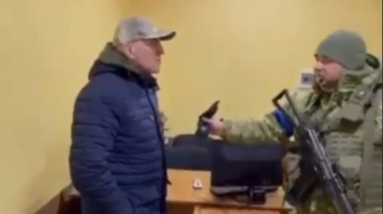 VIDEO În postura lui Iuda! Ambasadorului Belarusului i s-a înmânat 30 de arginți în timp ce se evacua din Ucraina