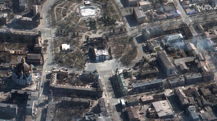 „Nu vrem să credem în această oroare”. Ucraina a făcut bilanțul victimelor teatrului bombardat din Mariupol
