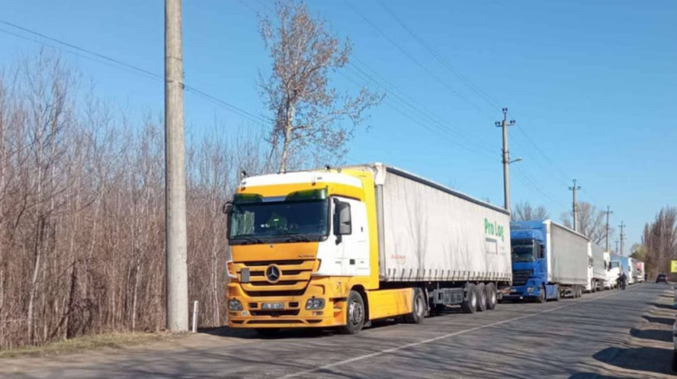 VIDEO Transportatorii pierd ore întregi la frontiera cu România! Exporturile noastre – stopate la vamă