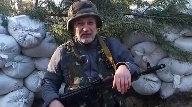VIDEO „Am venit în Ucraina să o protejez de țara mea”. Un jurnalist rus de 69 de ani s-a alătura militarilor ucraineni