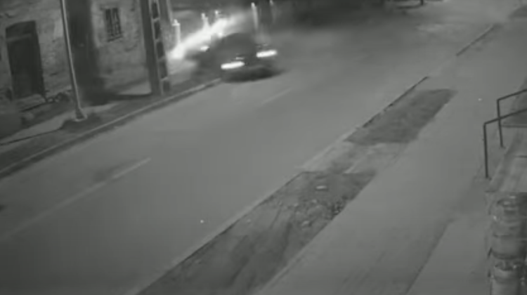 VIDEO care vă poate afecta emoțional! Un adolescent beat și fără permis din România se izbește cu mașina de un stâlp