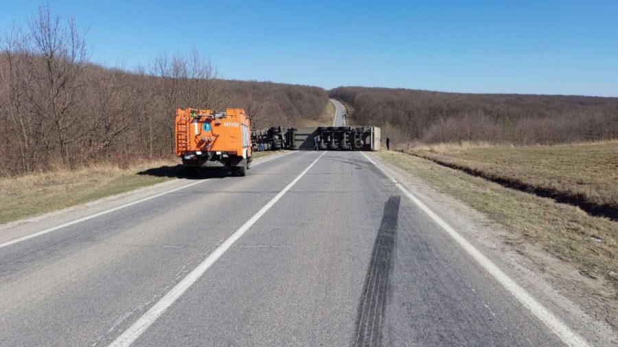 Accident pe traseul Chișinău-Leușeni. Un autocamion s-a răsturnat și a blocat un drum din apropiere comunei Lozova