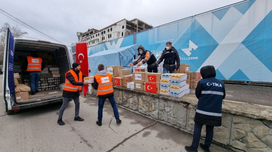 FOTO Ajutoare pentru refugiații din Moldova. O agenție din Turcia oferit produse alimentare și saci de dormit