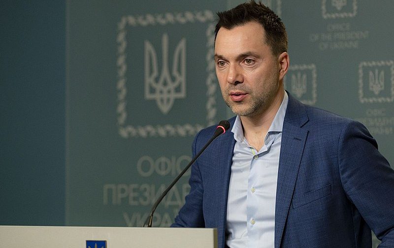 Fostul consilier al lui Zelenski, Oleksi Arestovici îşi anunţă intenţia de a candida la alegerile prezidenţiale