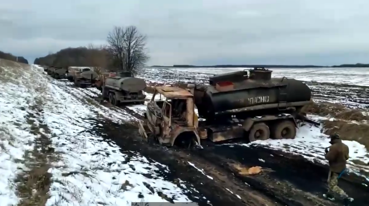 VIDEO Militarii ruși, lăsați cu rezervorul gol. Șapte camioane ce transportau motorină, distruse de ucraineni lângă Kiev