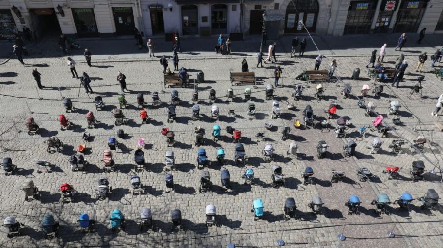 Imagini dezolante! În centrul orașului Lvov au fost aduse peste o sută de cărucioare goale. Comemorează copiii decedați