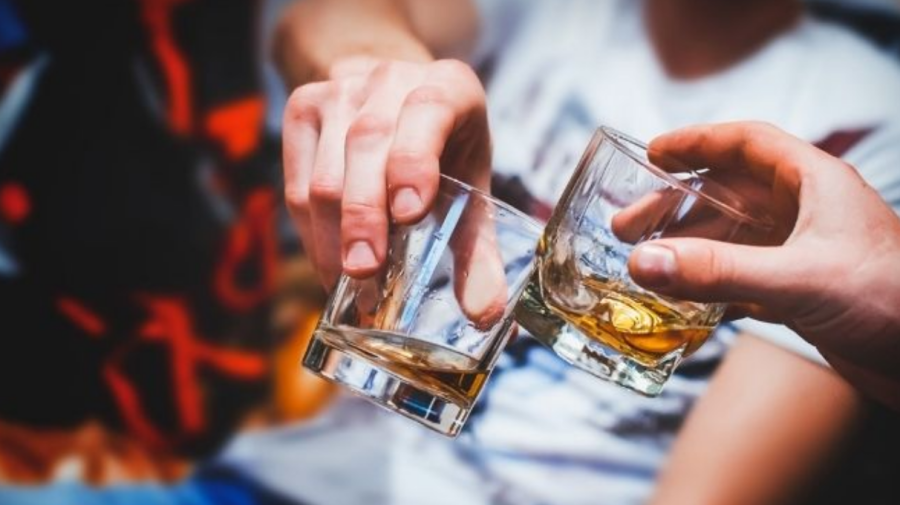 (studiu) Consumul de alcool micșorează creierul. Ce înseamnă asta