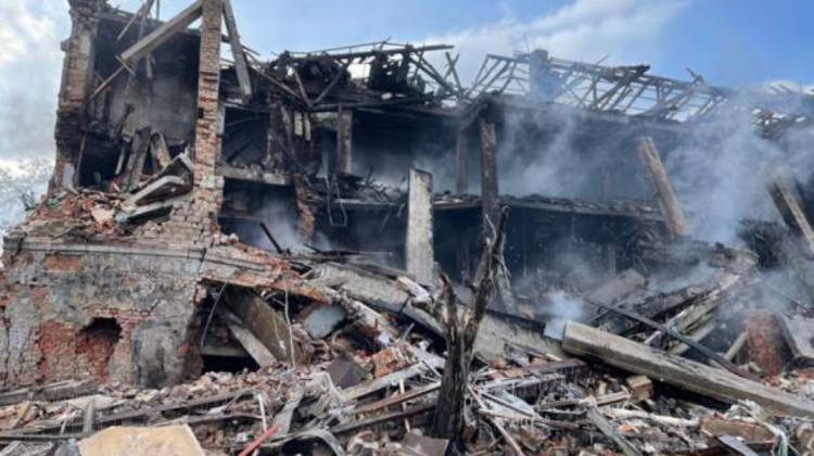 FOTO Orașul Dnipro a fost bombardat și astăzi! Paznicul unei fabrici și camaradul său, câinele, omorâți